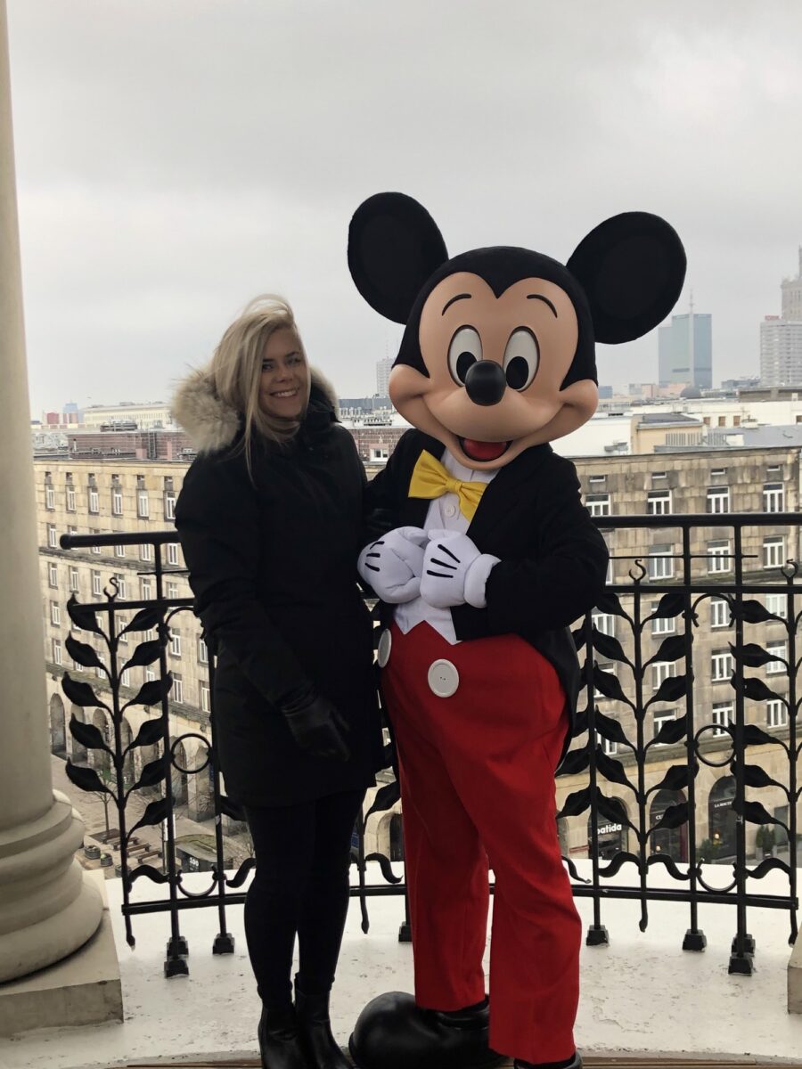 Aino Salminen pistäytyi Disney on Ice -kiertueella Mikki Hiiren kanssa muun muassa Varsovassa.