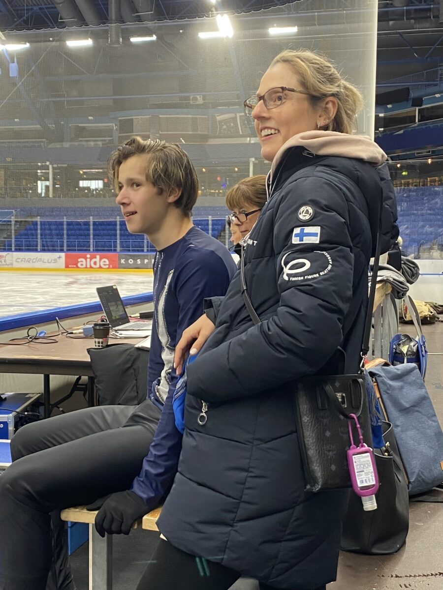 Kyrylo Marsak sai Kesäkisassa palautetta valmentaja Alina Mayer-Virtaselta.