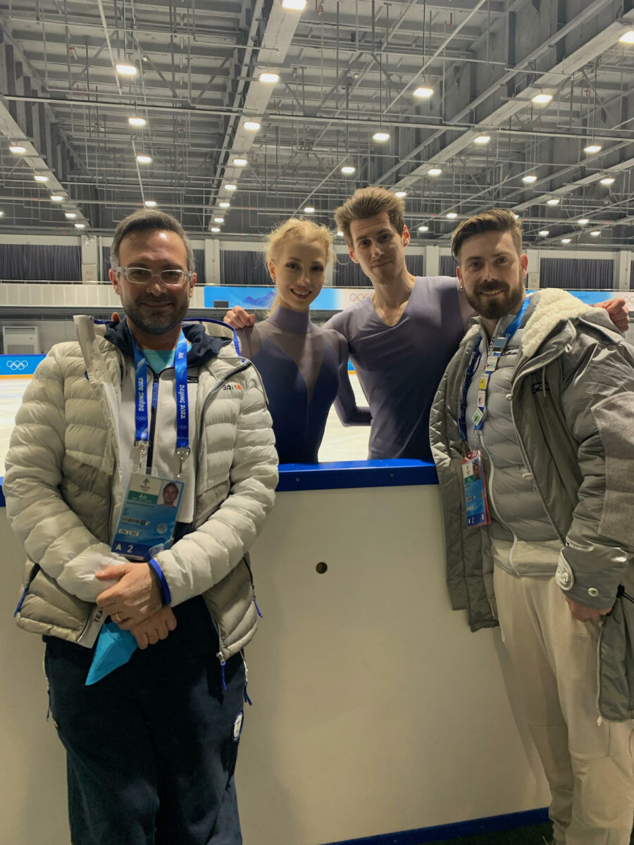 Neil Brown kuului Juulia Turkkilan ja Matthias Versluisin valmennustiimiin Beijingin olympialaisissa yhdessä Nuorten olympiavalmentaja Maurizio Margagglion kanssa.