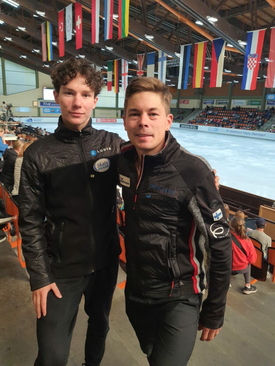 Suomen miestaitoluistelijat Valtter Virtanen ja Makar Suntsev kävivät kovaa keskinäistä kisaa Nebelhorn Trophy -kilpailussa Saksan Oberstdorfissa. Miehet sijoittuivat lopputuloksissa peräkkäisille sijoille 12 ja 13.