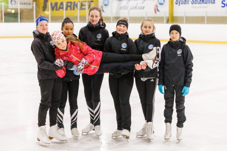 Satakunnan Jääurheilijoiden muodostelmaluistelijat Elea Nieminen, Vilma Laukkanen, Nelli Haanpää, Mimosa Kamppikoski, Vilma Elo ja Elise Soe kannattelevat seurakaveri Maria Slesickaa.