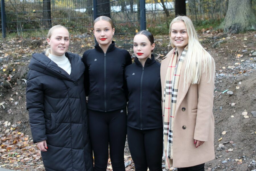 Ad Instar -joukkueen valmentaja Tuuli Raaska (vas.), kapteenit Matilda Nikula ja Inari Huovinen sekä valmentaja Anna Asikainen PreSeason-tapahtumassa Pirkkolassa.