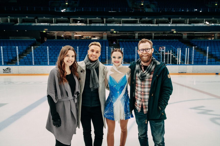 Free Skate -elokuvan tekijäkaartia. Käsikirjoittaja ja pääosaa näyttelevä Veera W. Vilo (vas.), koreografi Adam Solya, stuntluistelija Loena Hendrickx ja ohjaaja Roope Olenius.