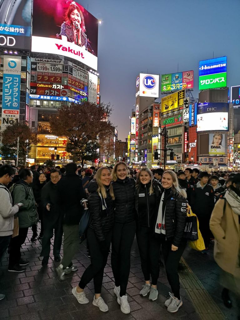 Japanilainen tuotantoyhtiö lennätti MIU:n luistelijat Tokioon, jossa he ehtivät tutustua kaupunkiin muutaman päivän. Vasemmalta Julia Saarinen, Marianne Westerholm, Lotta Kerokoski ja Lotta Uusitalo.