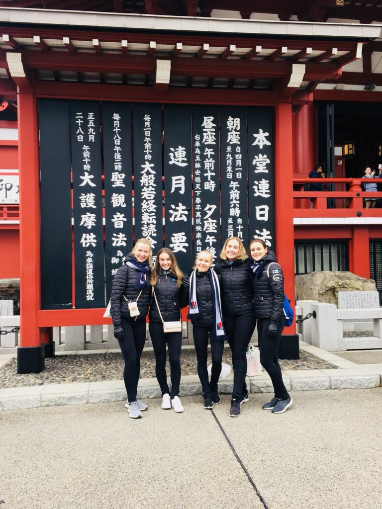 Camilla Sundgren (vas.), Tessa Tamminen, Henna Kaijomaa, Marianne Westerholm, Eira Hiltunen turistikierroksella Naganossa.