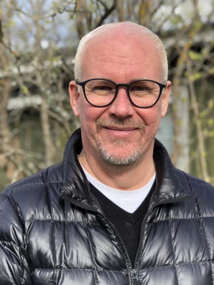 Mika Saarelainen on kansainvälinen ylimmän tason ylituomari kaikissa taitoluistelun lajeissa ja lisäksi kontrolleri teknisessä tuomaristossa. Tuomariuransa hän aloitti 17-vuotiaana.