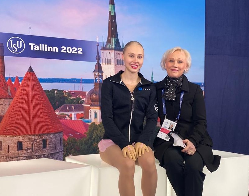 Linnea Ceder luisteli hallitun lyhytohjelman taitoluistelun junioreiden MM-kisoissa Tallinnassa ja jatkaa sijalta 13 vapaaohjelmaan.