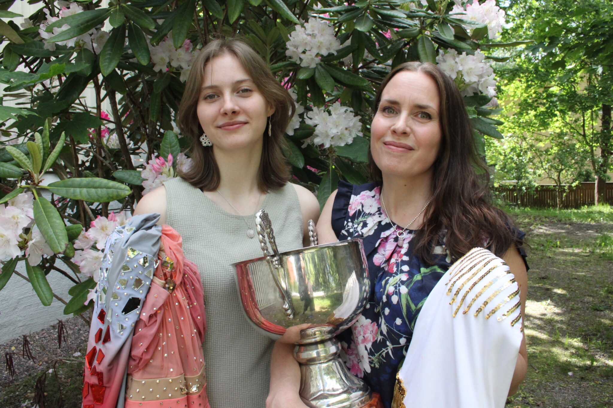 Jääaika-malja on muodostelmajoukkueiden tavoittelema kiertopalkinto Suomen mestaruudesta. Heidi Ekdahl ja Elsa Oksanen ovat ensimmäinen äiti-lapsi-pari, joka on juniorijoukkueidensa kanssa maljan voittanut. Yhteinen rakkaus lajiin innostaa ja antaa energiaa kummallekin.