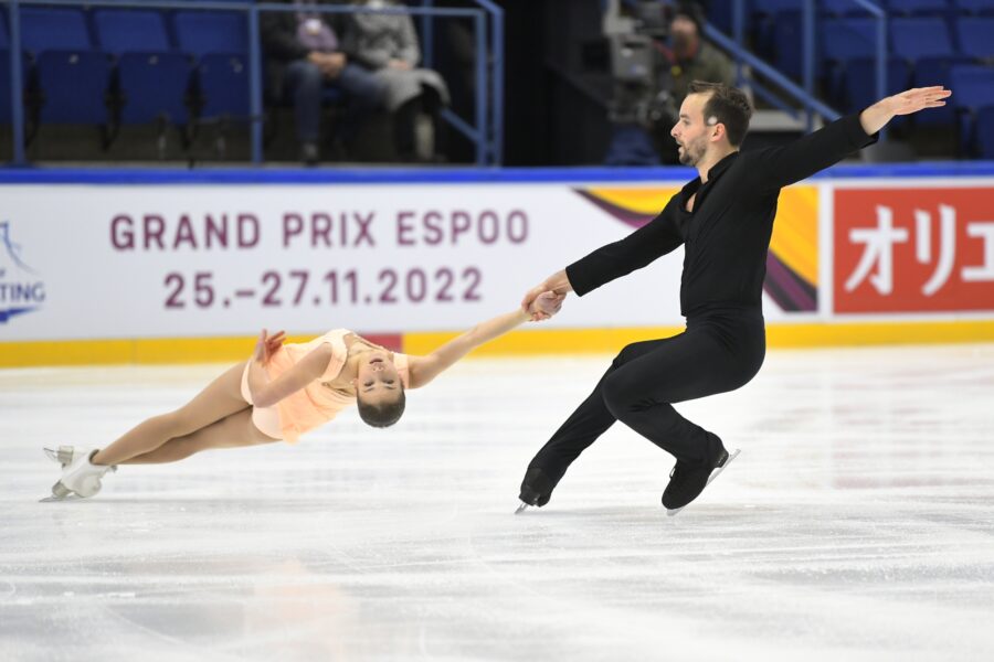Alisa Efimova ja Ruben Blommaert ovat Grand Prix Espoo -kilpailussa neljäntenä pistein 62,46. Suomessa syntynyt Alisa edustaa belgialaisensa parinsa kanssa Saksaa.