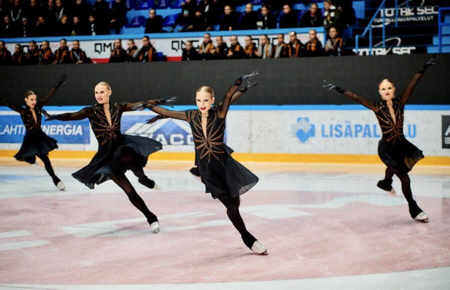 Helsingin Taitoluisteluklubin Team Fintastic johtaa SM-junioreiden kilpailua lyhytohjelman jälkeen pistein 65,02.