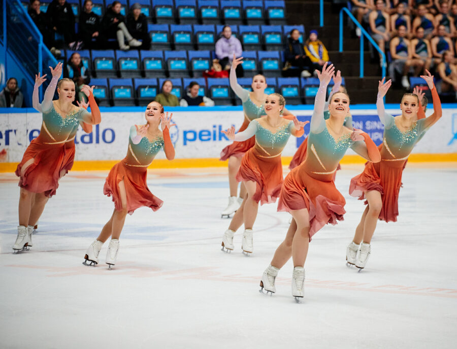 Helsingin Luistelijoita edustava Marigold IceUnity nousi lyhytohjelman neljänneltä sijalta kokonaiskilpailun kolmanneksi pistein 196,95.