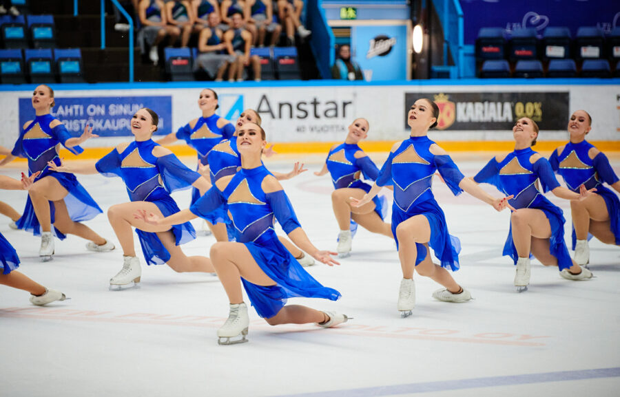 Helsingfors Skridskoklubbin Team Unique luisteli upean Olemisen sietämätön keveys -vapaaohjelman ja säilytti lyhytohjelmakilpailun jälkeisen toisen sijan pistein 217,02