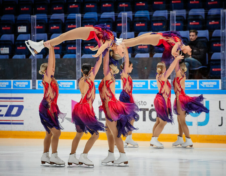 Helsingin Taitoluisteluklubin Helsinki Rockettes oli paras sekä lyhyt- että vapaaohjelmassa ja vei senioreiden ensimmäisen SM-valintakilpailun voiton pistein 217,02.