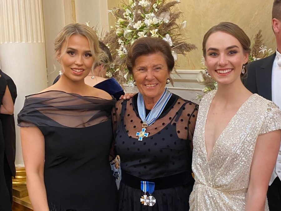 Nona Vihma, Marie Lundmark ja Tessa Tamminen tapasivat Linnan juhlissa.