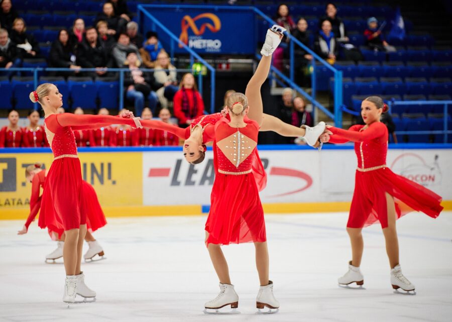 Helsingin Taitoluisteluklubin Team Finstastic voitti junioreiden toisen SM-valintakilpailun kauden parhailla pisteillään 189,85.