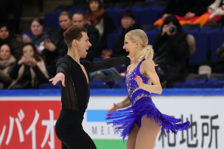 Juulia Turkkila ja Matthias Versluis rytmitanssi pyörteissä Grand Prix Espoo -kilpailussa marraskuussa 2022.