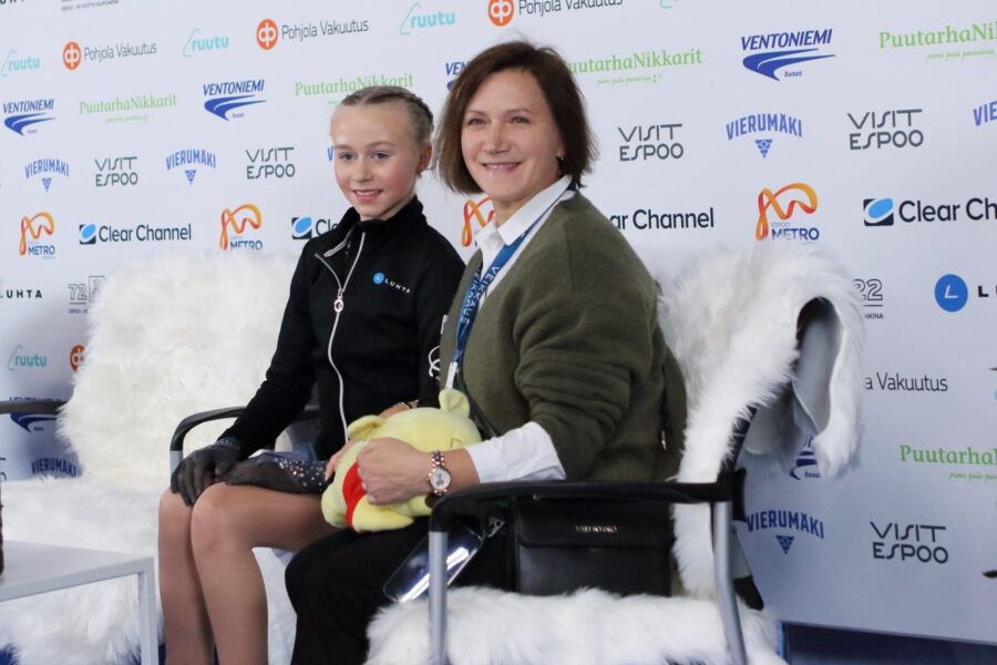 Janna Jyrkinen valmentajansa Marina Shirshovan kanssa Finlandia Trophy Espoossa lokakuussa.