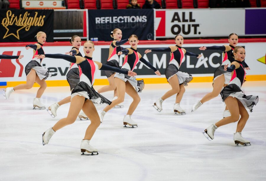 Noviisien sarjassa kolmanneksi muodostelmaluistelun SM-kilpailuissa 2023 sijoittui Team Dynamique (HSK) ohjelmallaan Street Mime.