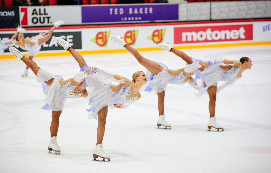 Helsinki Rockettes johtaa muodostelmaluistelun SM-kilpailua Helsingissä.
