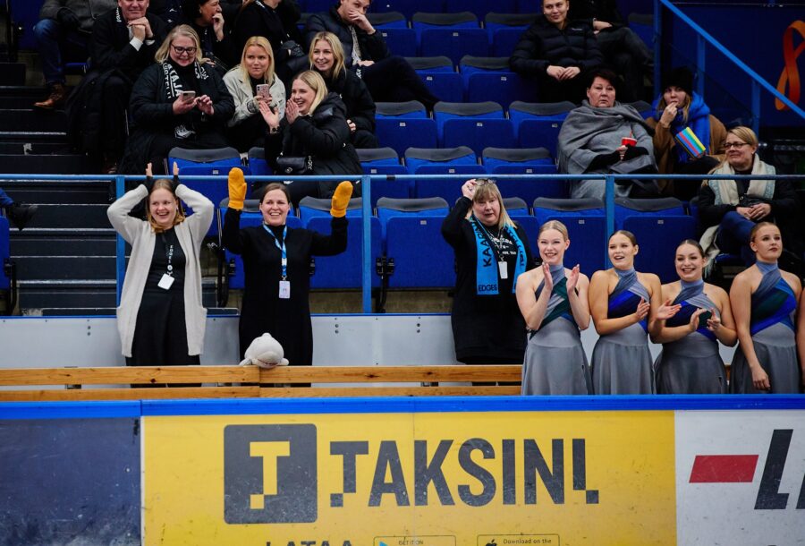 Dream Edges -valmentajat Siiri Eskelinen ja Sini Lagercrantz kannustavat joukkuettaa muodostelmaluistelun toisissa SM-valintakilpailuissa Espoo Metro Areenalla.
