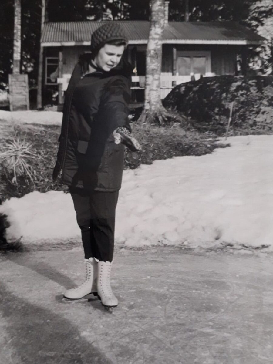 Irmeli Hännikäinen järven jäällä 1960-luvulla.