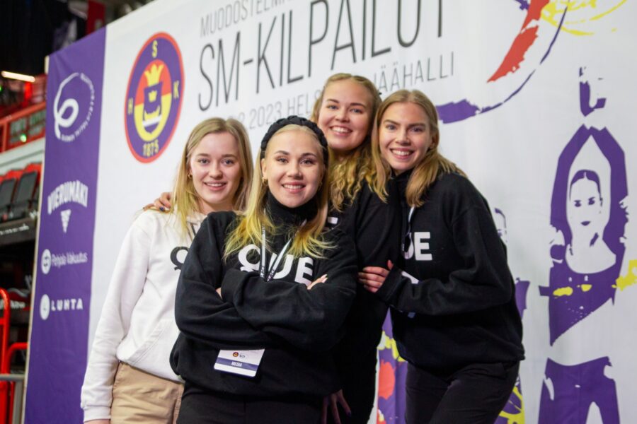 Muodostelmaluistelun SM-kilpailujen iloinen sometiimi: Iitu Linna, Lotta Nyman, Jenni Lehtonen ja Nenna Salminen Helsingin jäähallissa.
