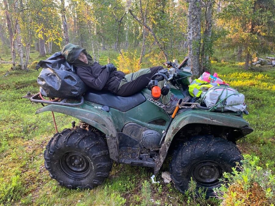 Lumin aika Vuotsossa kuluu pääosin porohommissa. Vasojen merkinnän lomassa pitää ottaa unet, kun siihen tarjoutuu mahdollisuus. 