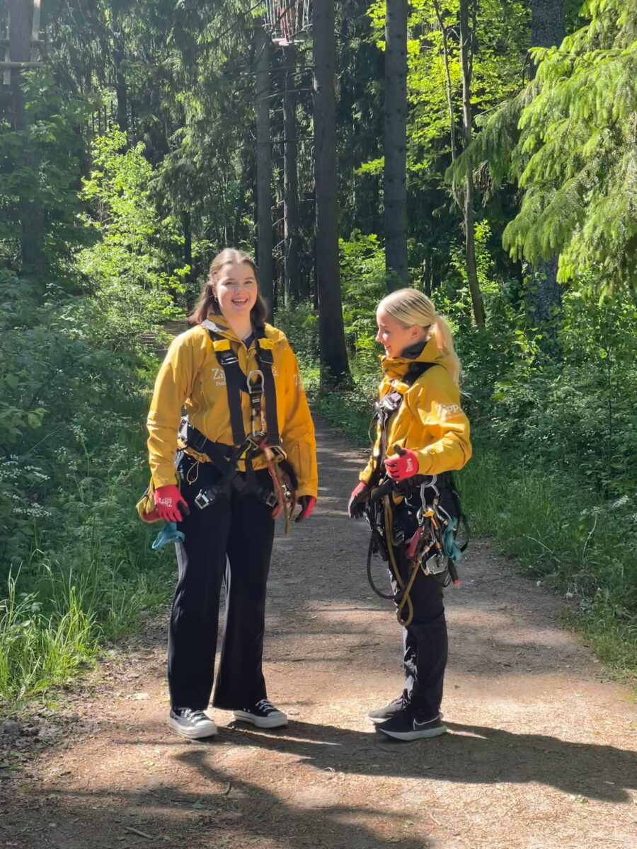 Team Uniquen Peppina Snygg ja Reetta Säilä ovat kesätöissä seikkailupuisto Zippyssä. 