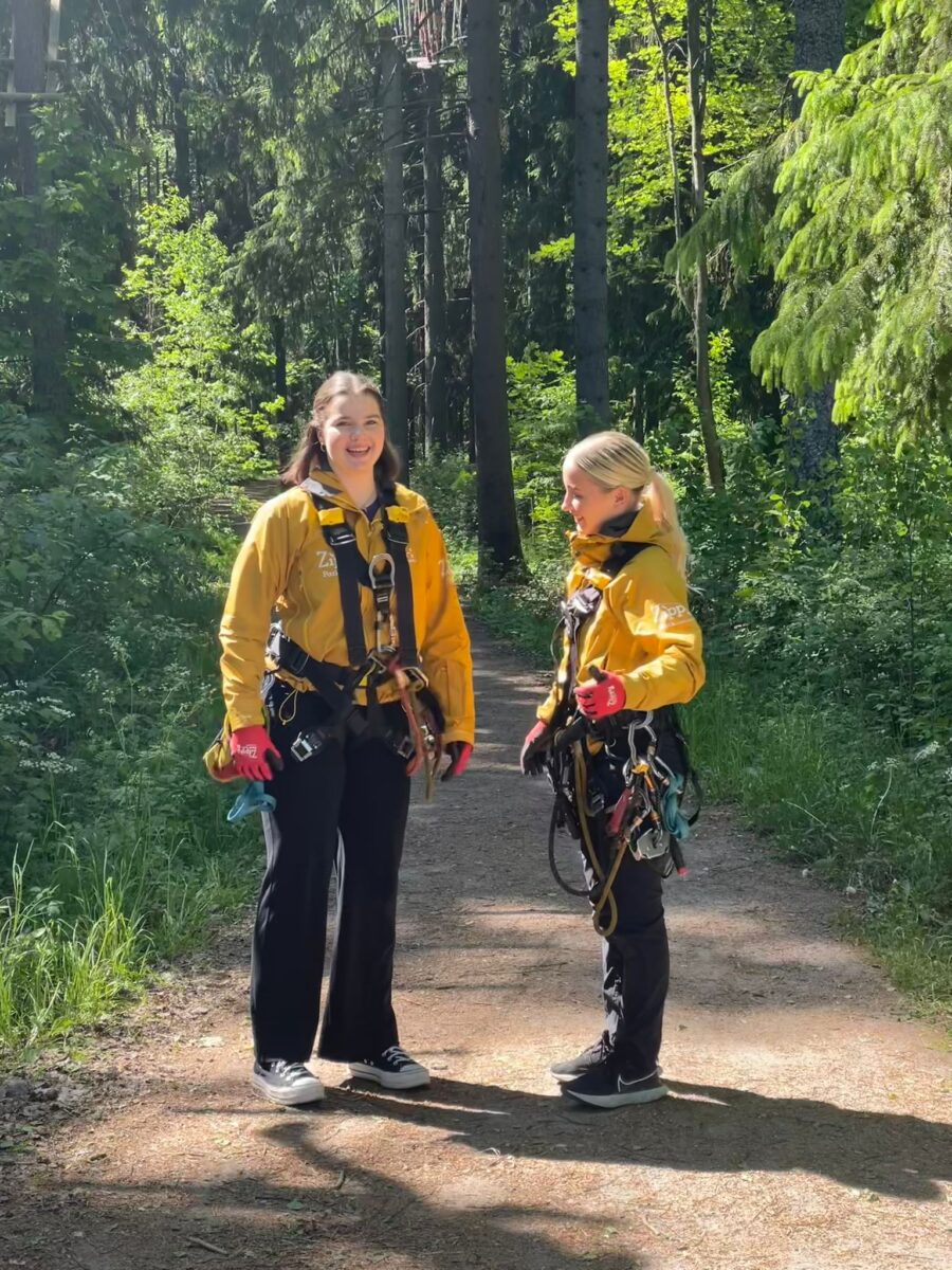 Team Uniquen Peppina Snygg ja Reetta Säilä ovat kesätöissä seikkailupuisto Zippyssä.