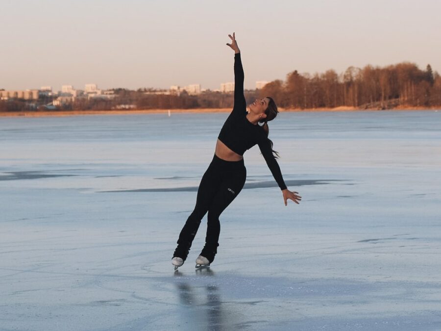 Josefiina Lahtinen harrasti yksinluistelua taaperosta 19-vuotiaaksi asti Jyväskylässä, missä hän myös aloitti valmentamisen lukioikäisenä. 