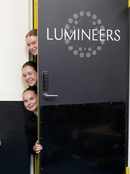 Lumineers treenaa Espoon Matinkylässä.