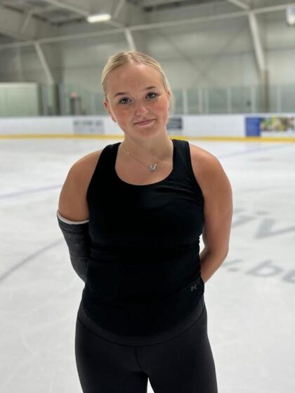 Minea Soininen on päässyt jäälle käsituen kanssa.