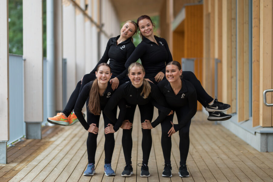 Hilla Frey (vas.), Mea Penttinen, kapteeni Tuulia Niittuinperä, Ella Leimi ja Emilia Balisteri luistelevat Team Uniquessa kaudella 2023–2024.