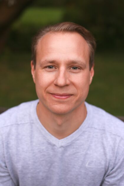 Tommi Piiroinen teroittaa luistimia valmentajan työnsä ohella.