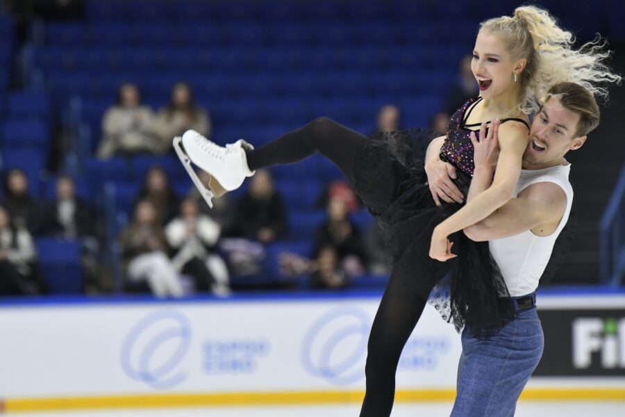 Juulia Turkkila ja Matthias Versluis sykähdyttivät rytmitanssillaan Finlandia Trophyssa ja johtoon oikeuttavat pisteet 75,76.