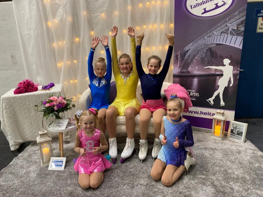 Future stars -sarjan luistelijat eli harrasteryhmäläiset kilpailivat nyt ihka ekaa kertaa. Riemu oli katossaan. Tytöt vasemmalta Hilla Mattila, Nelli Liukkonen, Hilma Liukkonen, Iida Mattila ja Tilda Launia.