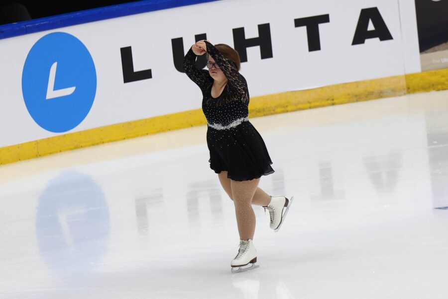 Special Olympics -luistelija Viivi Väistö nautti Finlandia Trophy Espoon jäällä.