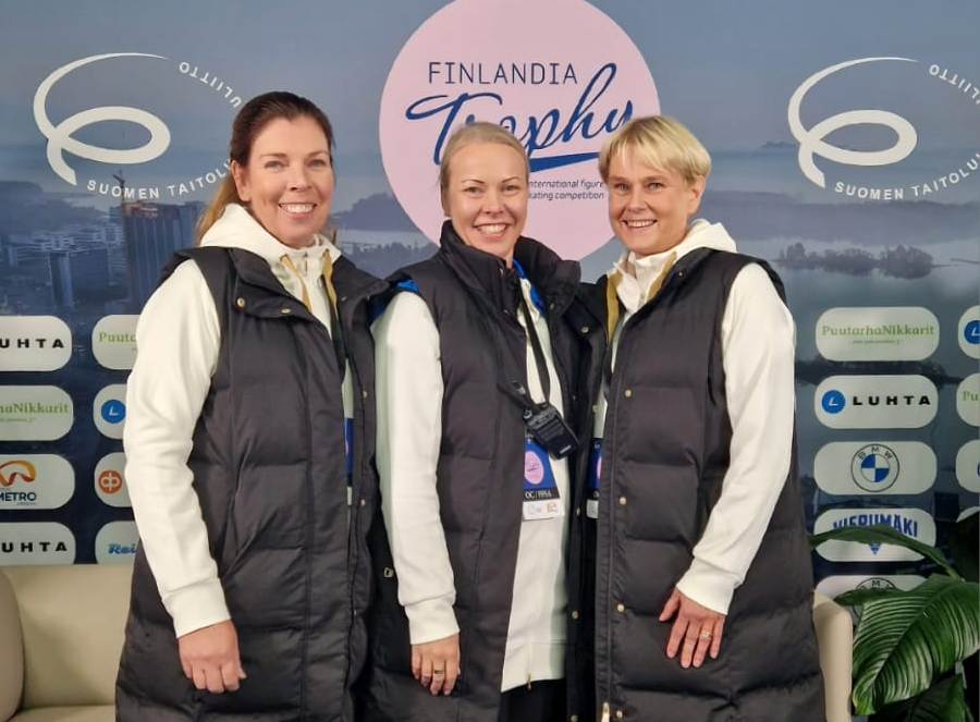 Grand Prix Espoo -kilpailunjohdossa ovat Sanna Eklundin (oik.) apuna ovat Mona Mervasto (vas.) ja Minna Fernelius.