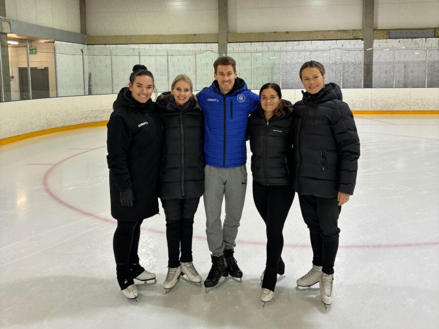 Musketeersin valmennustiimi Katariina Luotonen (oik.), Tiina Pesonen, Sara Vedenoja ja Roosa Tiisala  Matthias Versluisin ympärillä.