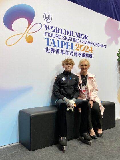 Matias Lindfors valmentajansa Virpi Horttanan kanssa taitoluistelun junioreiden MM-kilpailuissa Taiwanissa 2024.