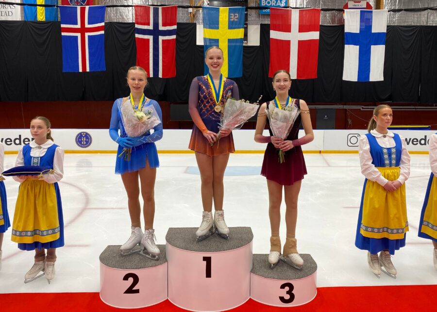 Lotta Artimo juhli ensimmäistä junioreiden PM-kultaansa pistein 146,20. Darja Trubitson saavutti hopeaa pistein 137,18 ja Petra Lahti pronssia tuloksella 134,94.