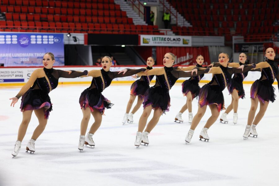 Team Fintastic johtaa junioreiden MM-valintaa Marie Lundmark Trophyssa Helsingin jäähallissa.