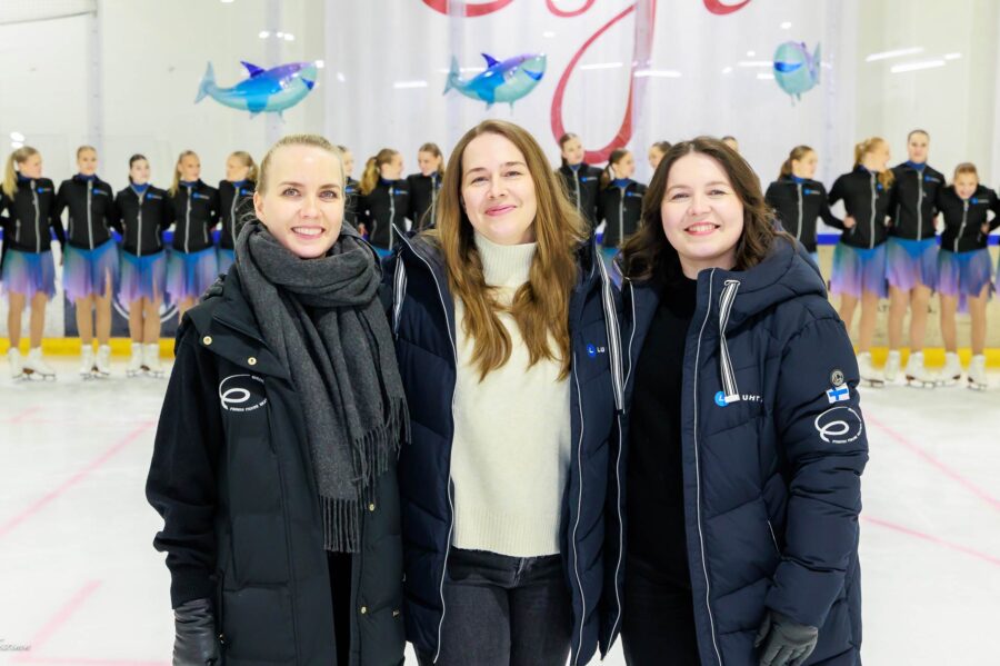 Valley Bay Synchro -juniorijoukkuetta valmentavat Jenni Rahko, Anna Karjalainen ja Henriikka Latva.