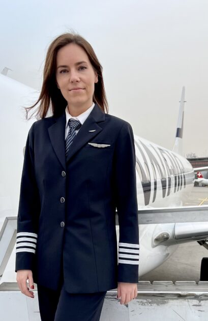 Tekninen spesialisti Sari Hakola työskentelee liikennelentäjänä Finnairilla.
