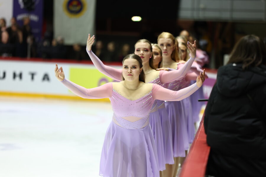 Mette Hintikka luisteli kauden 2022–2023 Helsingin Luistelijoiden Musketeers-joukkueessa.