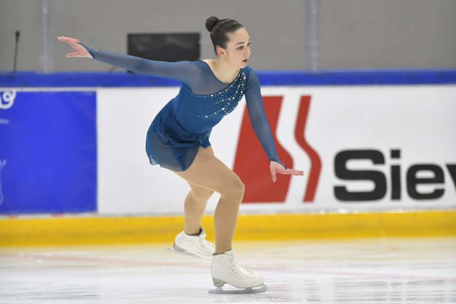 Selma Välitalo taitoluistelun SM-kilpailuissa 2024 Pirkkolan jäähallissa.