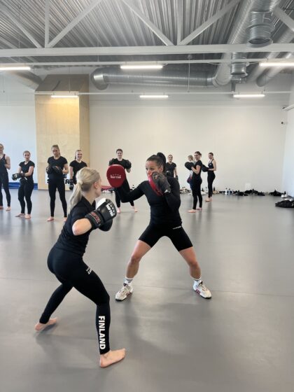 Team Uniquen harjoituksissa vierailleen Mira Potkosen ura huipentui Suomen lipun kantamiseen Tokion olympialaisten päätösjuhlassa.