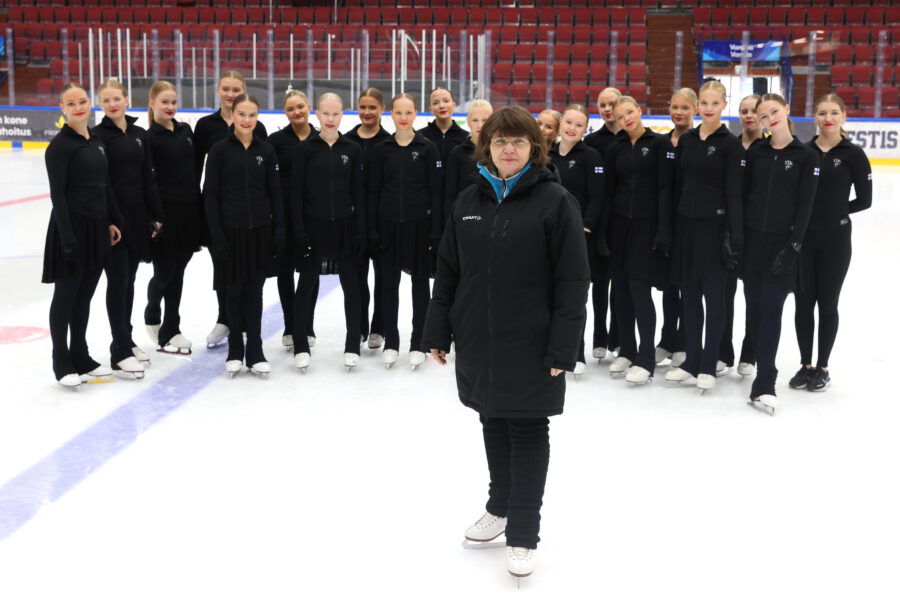 Anu Oksanen on Tikkurilan Taitoluisteluklubin Ice Infinity -juniorijoukkueen päävalmentaja.