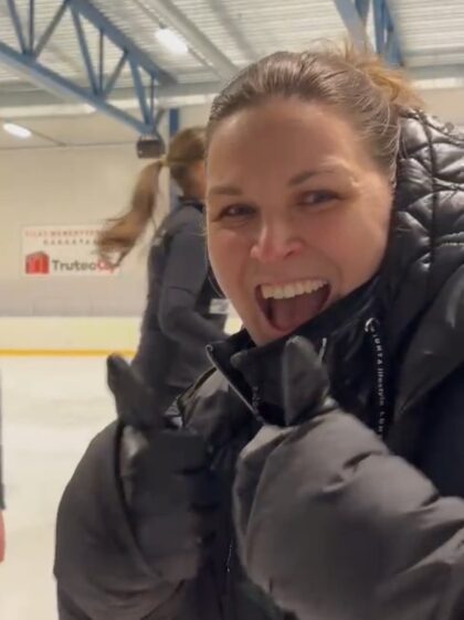 Sini Lagercrantz kertoo, että Team Uniquen ja Team Mystiquen luistelijat ovat ottaneet hänet hyvin vastaan.
