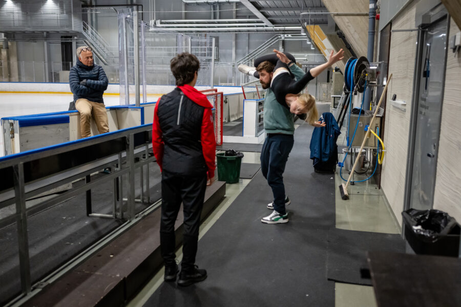 Jäätanssijat Lara Sundberg ja Hector Gonzales, valmentajat Neal Brown ja Petri Kokko. Harjoitukset Pirkkolan jäähalli, Helsinki 18.10.2024. Kuvat Elina Paasonen